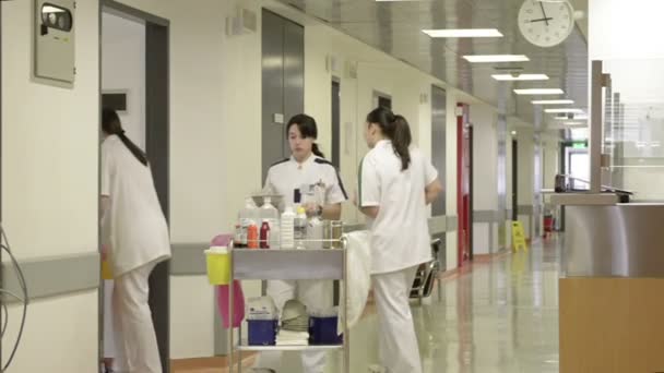 Enfermeras y médicos en corredor hospitalario — Vídeo de stock