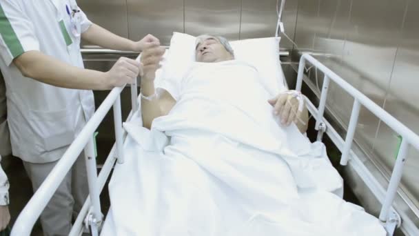 病棟に患者を撮影します。 — ストック動画