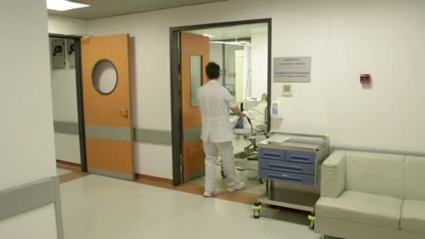 Patient aus dem Operationssaal geholt — Stockvideo