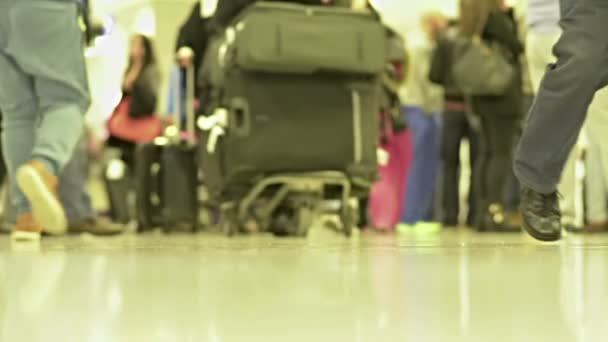 Toeristen in de luchthaven — Stockvideo