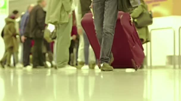 Toeristen in de luchthaven — Stockvideo