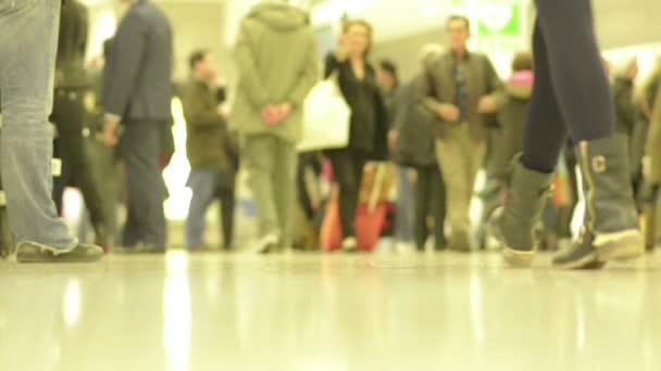 Multitud de turistas en el aeropuerto — Vídeos de Stock