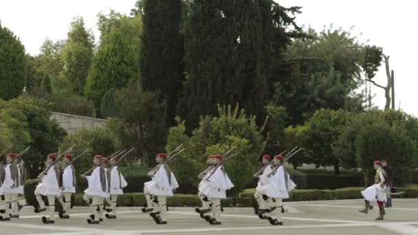 Askerler Ulusal Muhafız yürüyen, Yunanistan — Stok video