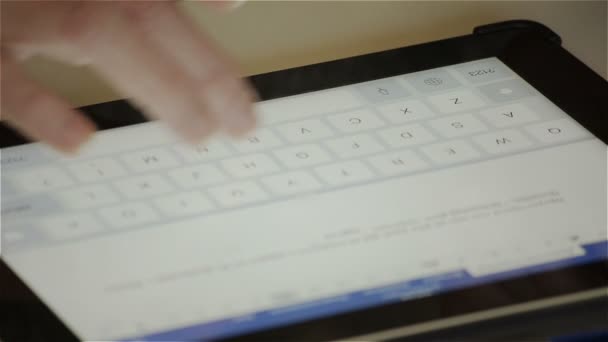 Femme écrit une lettre 