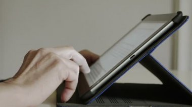 tablet bilgisayar ile eller