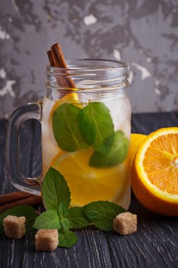 Su ile portakal, nane ve tarçın kavanoza Detoks