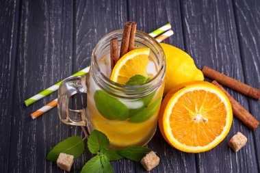 Su ile portakal, nane ve tarçın kavanoza Detoks