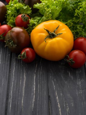 Siyah arkaplanda renkli domatesler