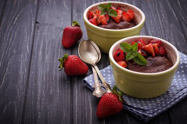 Mikrodalga fırında hazırlanmış ramekin içinde çikolatalı kek