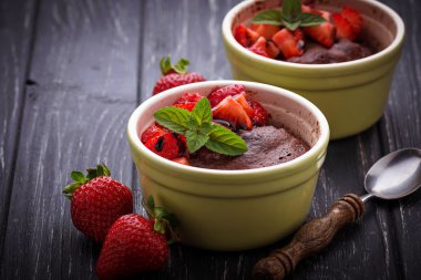 Mikrodalga fırında hazırlanmış ramekin içinde çikolatalı kek