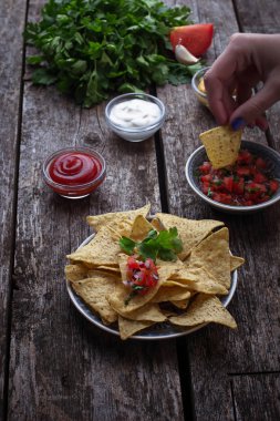 Meksika mısır cipsi Nacho salsa sos ile