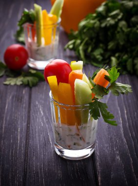  Taze sebze sopa ve yoğurt dip