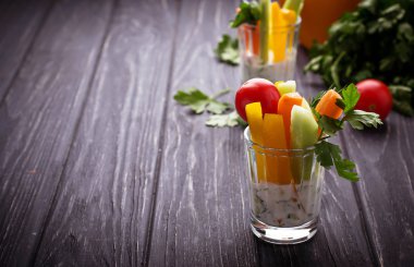  Taze sebze sopa ve yoğurt dip