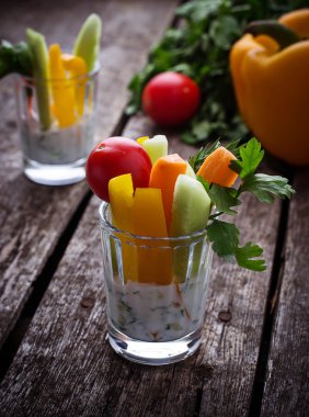  Taze sebze sopa ve yoğurt dip