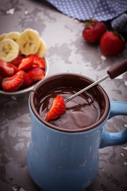 çilek ve muz çikolata fondü