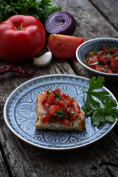Мексиканский томатный соус и тосты — стоковое фото