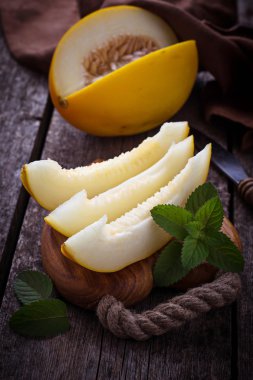 Taze tatlı kavun nane ile dilimlenmiş