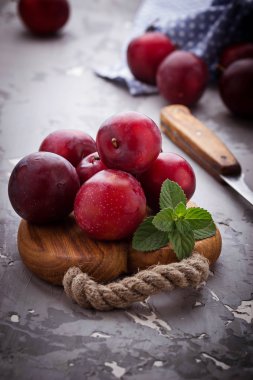 Ahşap arka planda tatlı erikler