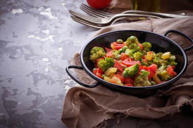 Demlenmiş sebze domates, brokoli, bezelye, biber