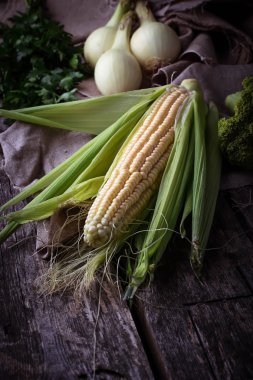 ahşap masa üzerinde taze çiğ Mısır