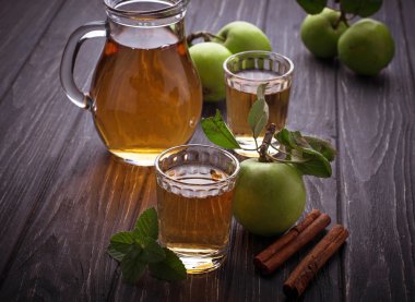 ahşap masa üstünde elma suyu ile gözlük 