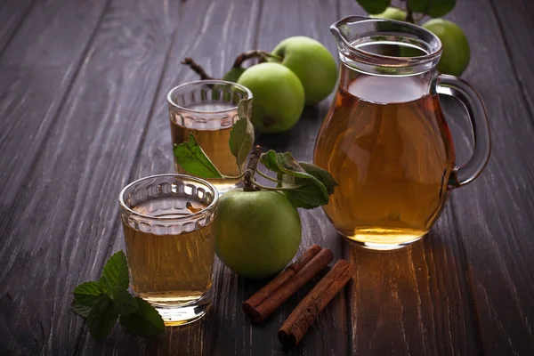 Очки с яблочным соком на деревянном столе — стоковое фото