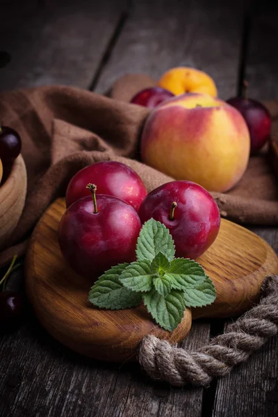 Süße Pflaumen und Aprikosen — Stockfoto