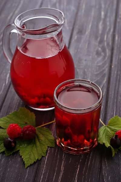 Свежие ягодные напитки с черной смородиной и малиной — стоковое фото