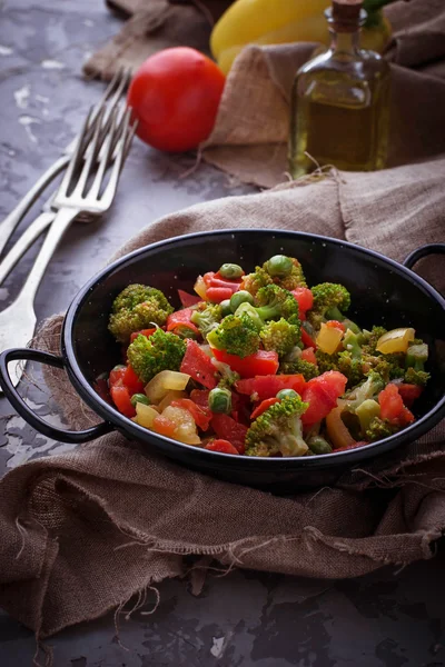 Tomate vegetal estofado, brócoli, guisantes, pimienta — Foto de Stock