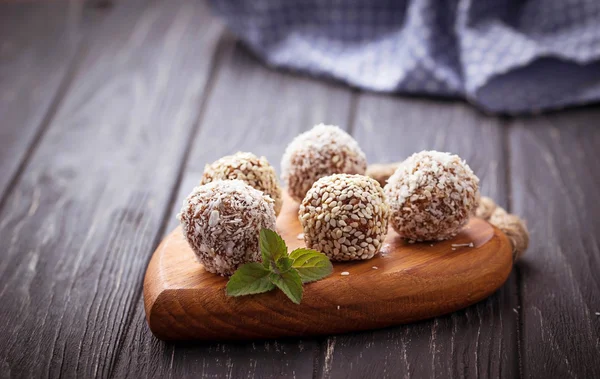 Doces vegan crus c com frutas secas e coco — Fotografia de Stock