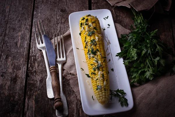 Vařená kukuřice s parmezánem a petrželkou — Stock fotografie