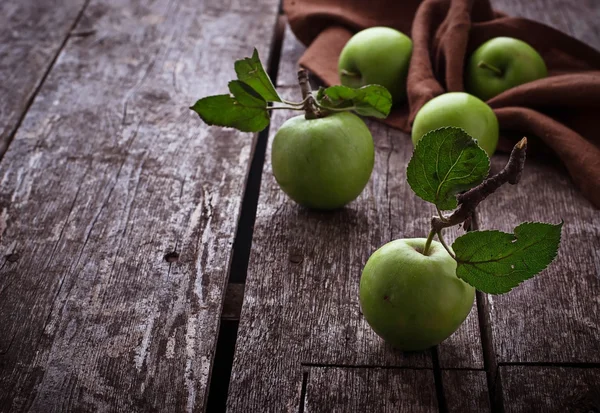 Manzanas verdes sobre fondo de madera —  Fotos de Stock