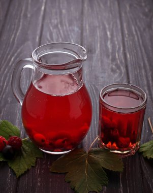 Taze berry içkiyle Siyah frenk üzümü ve ahududu