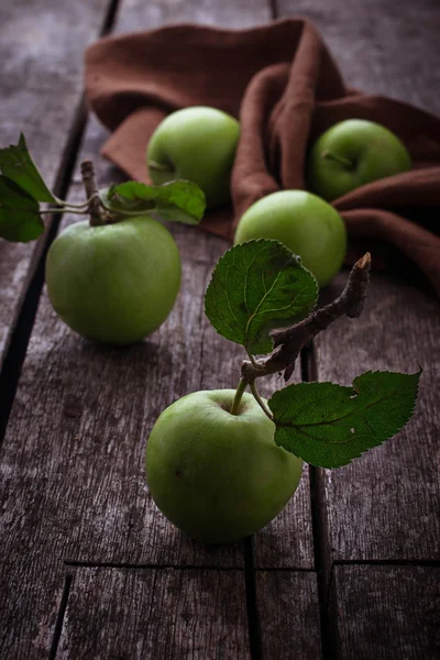 Manzanas verdes sobre fondo de madera —  Fotos de Stock