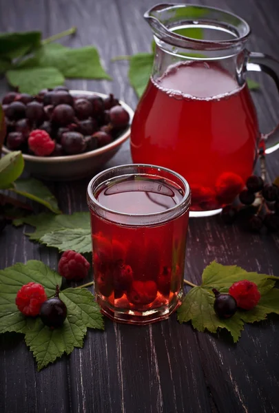 Свежие ягодные напитки с черной смородиной и малиной — стоковое фото