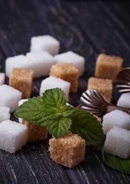 Beyaz ve kahverengi şeker