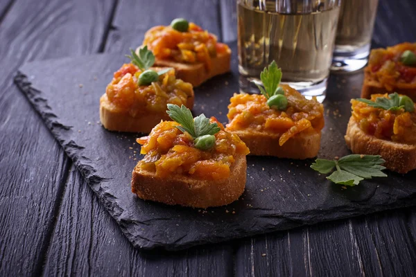 Canapé con caviar de berenjena y copas de vino — Foto de Stock