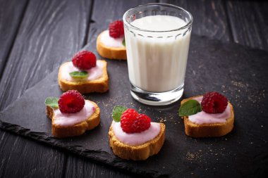 Krem peynir ve ahududu tatlı sandviç