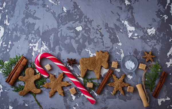 Sfondo natalizio con biscotti, albero e cannella — Foto Stock