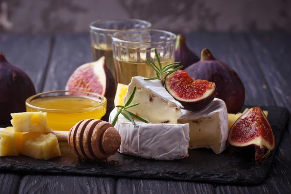 카망베르 치즈, 무화과, 꿀, 와인 — 스톡 사진