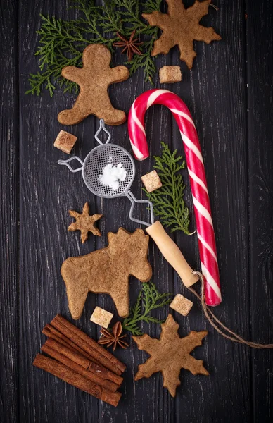 Sfondo natalizio con biscotti, albero e cannella — Foto Stock