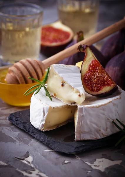 Camembert sajt, füge, a mézzel és a bor — Stock Fotó