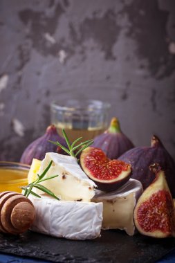 Camembert peyniri incir, bal ve şarap ile 