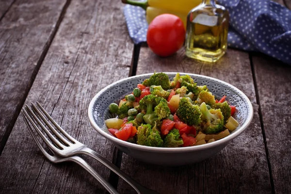 Dušené zeleniny rajčata, brokolice, hrášek, paprika — Stock fotografie