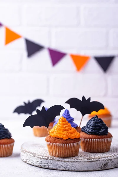 Cupcakes Halloween avec crème de couleur — Photo