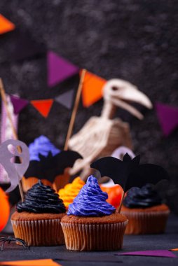 Renkli kremalı Cadılar Bayramı kekleri