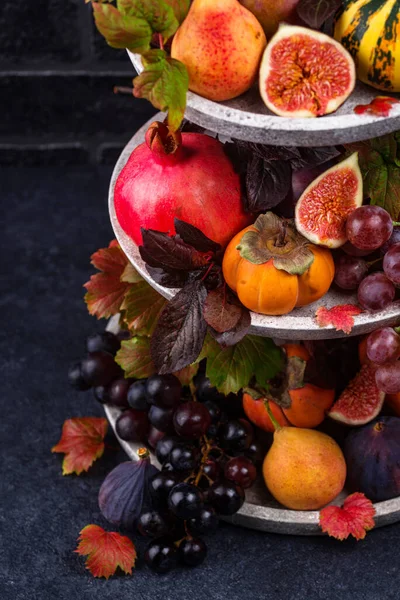 Composición de Halloween con frutas de otoño — Foto de Stock