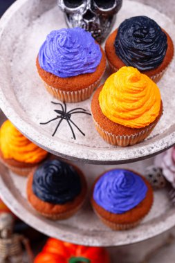 Renkli kremalı Cadılar Bayramı kekleri