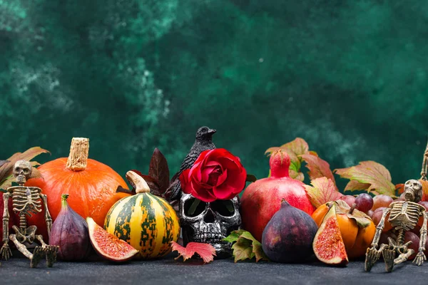 Kompozycja Halloween z jesiennymi owocami — Zdjęcie stockowe