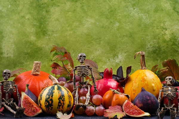 Хэллоуин с осенними фруктами — стоковое фото